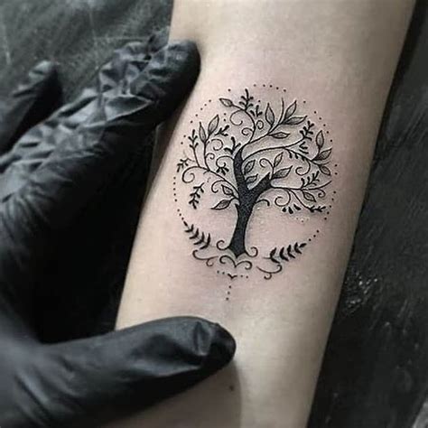 mujer arbol de la vida tatuaje